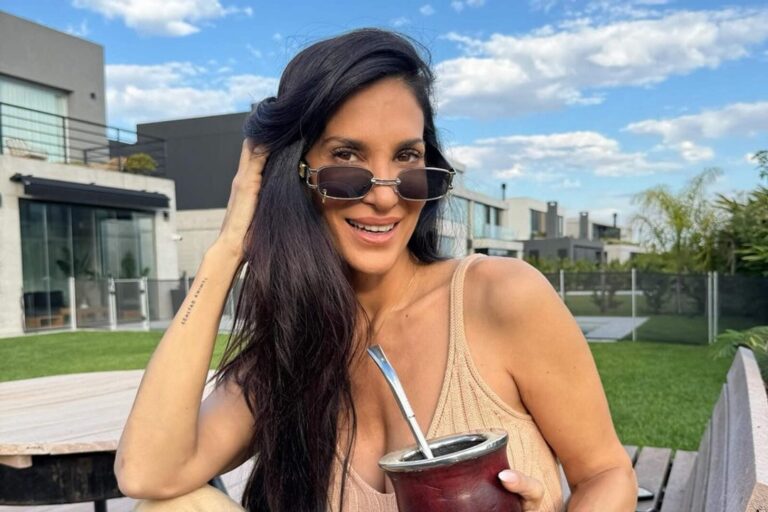 Silvina Escudero en la playa de Brasil con un bikini color nude y tomando mate.