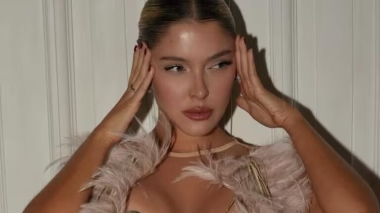 Sofía Gonet luce un conjunto nude con capa de plumas en un evento de moda.