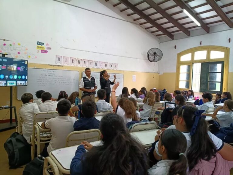 Alumnos de primaria participando en un taller educativo en una escuela de Cerrillos, Salta.