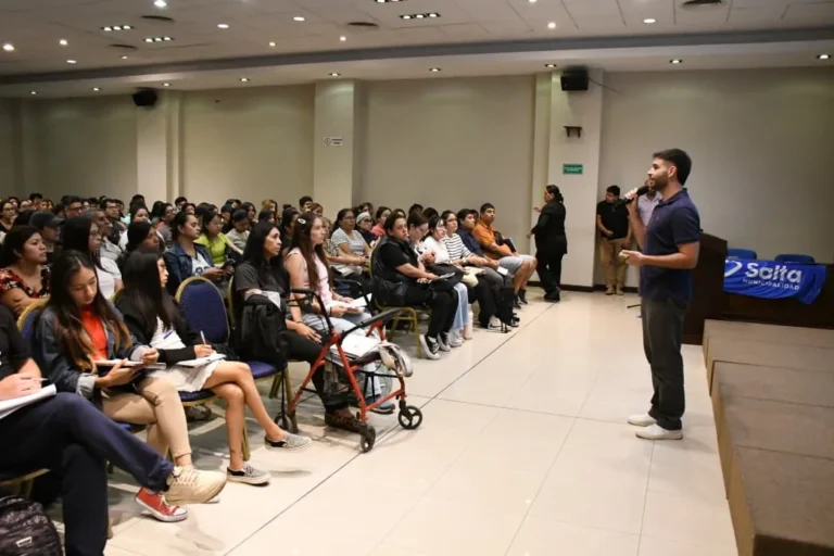 Grupo de personas participando en un taller de capacitación en un auditorio del COPAIPA, Salta.