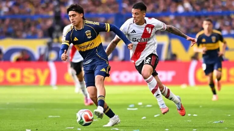 Ilustración de una bola de cristal con los escudos de River Plate y Boca Juniors reflejados en ella.