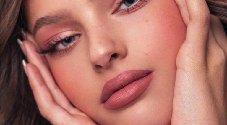 Modelo con maquillaje natural y corte de cabello bob renovado, representando las tendencias de belleza para Otoño-Invierno 2026.