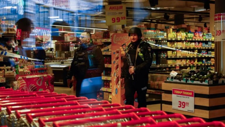 Zona del supermercado en el distrito de Holosíiv, Kiev, tras el tiroteo.