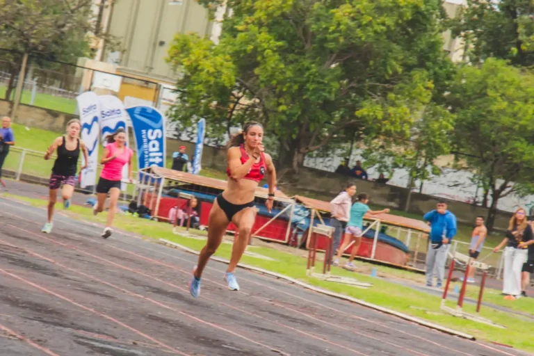 Deportistas compitiendo en el Torneo Regional NOA Salta 2026 en la pista del Legado Güemes