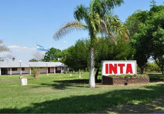 Trabajadores del INTA Salta en el ingreso al organismo sobre la Ruta Nacional 68