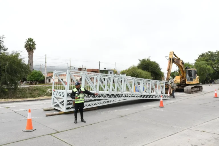 Obra de construcción de estribos para nuevo puente peatonal en canal Yrigoyen