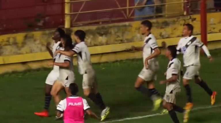 Jugadores de El Santo celebrando el gol ante Defensores de Vilelas
