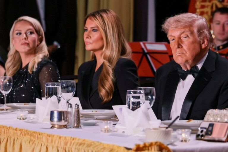 Agentes del Servicio Secreto escoltan a Donald Trump durante la evacuación en la cena de corresponsales