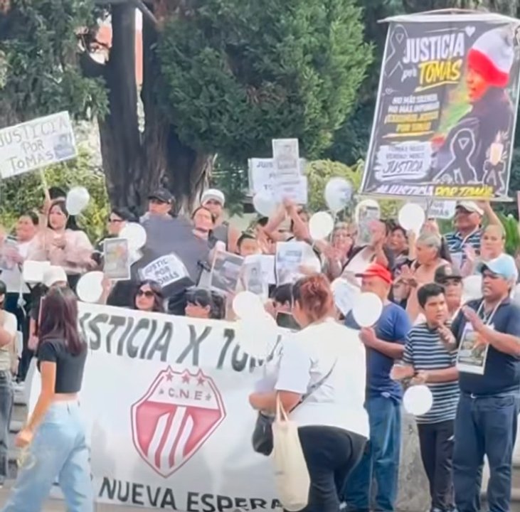 Grupo de personas reunidas en una manifestación pacífica frente a la Legislatura de Salta