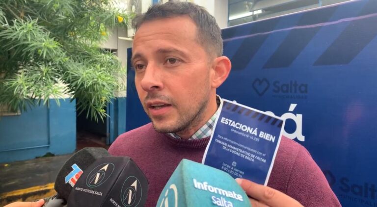 Tránsito vehicular en la ciudad de Salta con señalización vial