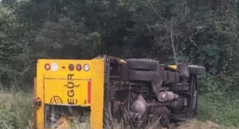 Camión de caudales volcado en la Ruta Nacional 34, cerca del puente Ledesma, provincia de Salta.