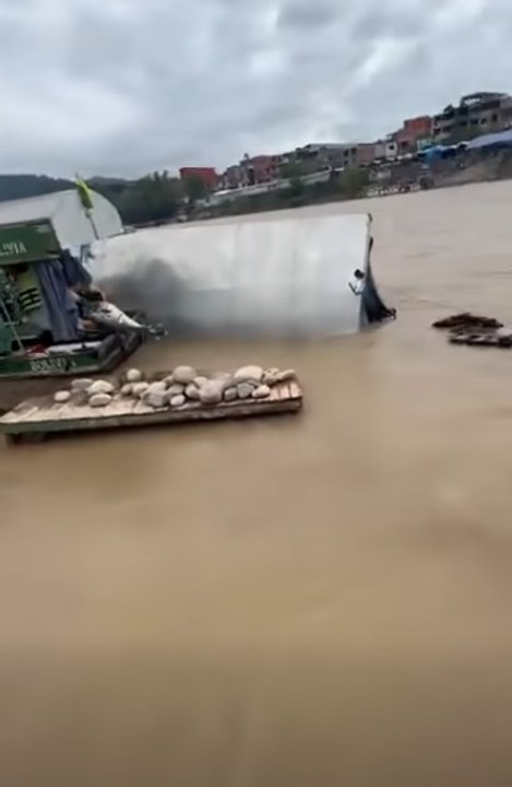 Fotografía ilustrativa de una chalana en aguas de la frontera salteña.