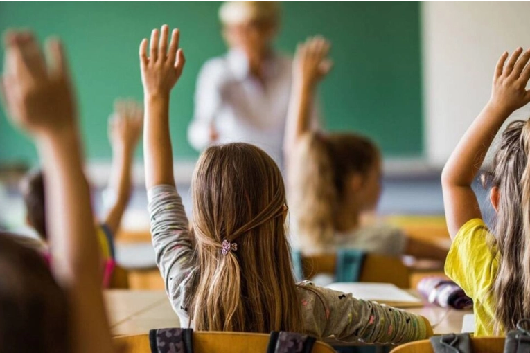 Ilustración de una familia realizando un trámite online para el Voucher Educativo