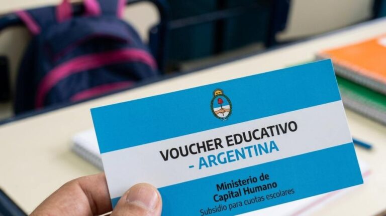 Persona completando un formulario de inscripción online en una computadora para los Vouchers Educativos.