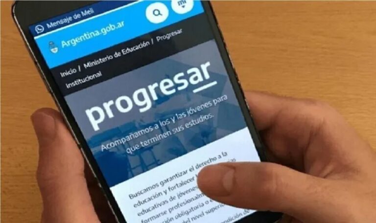 Estudiantes con mochilas y libros, representando a los beneficiarios de las Becas Progresar