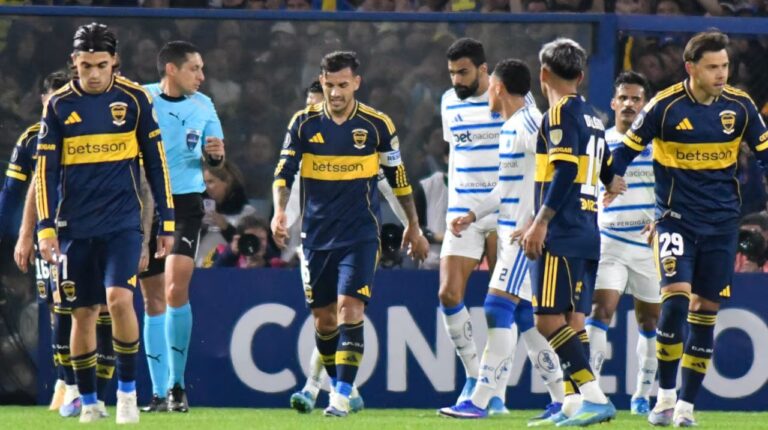 Estadio La Bombonera con jugadores de Boca Juniors durante el partido contra Cruzeiro por Copa Libertadores